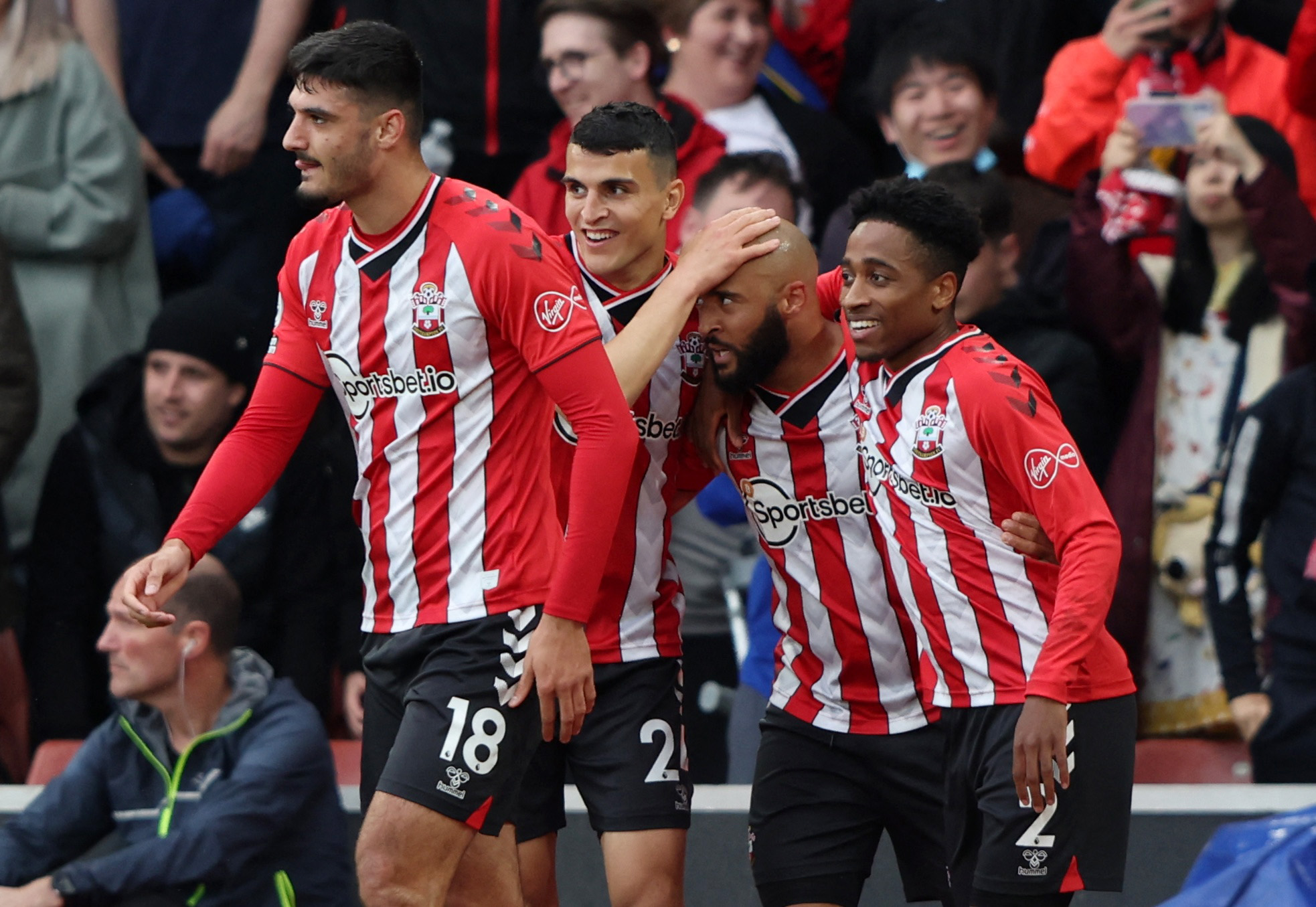 比赛官方报告：巴萨助教索尔格和门将教练德拉富恩特被罚下（官方赛报：巴萨助教索尔格与门将教练德拉富恩特被罚出场）