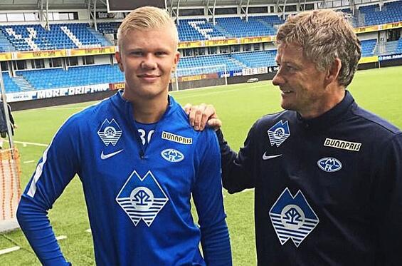 天空记者：齐尔克泽想继续留在曼联并为自己的位置而战（天空体育记者：齐尔克泽愿留曼联，继续争夺位置）