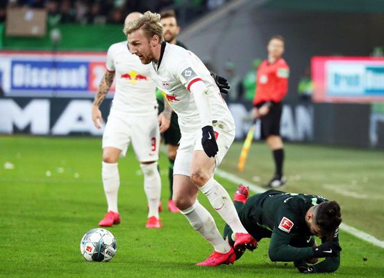 库里三分雨再现，对手毫无办法（库里再掀三分风暴，对手束手无策）