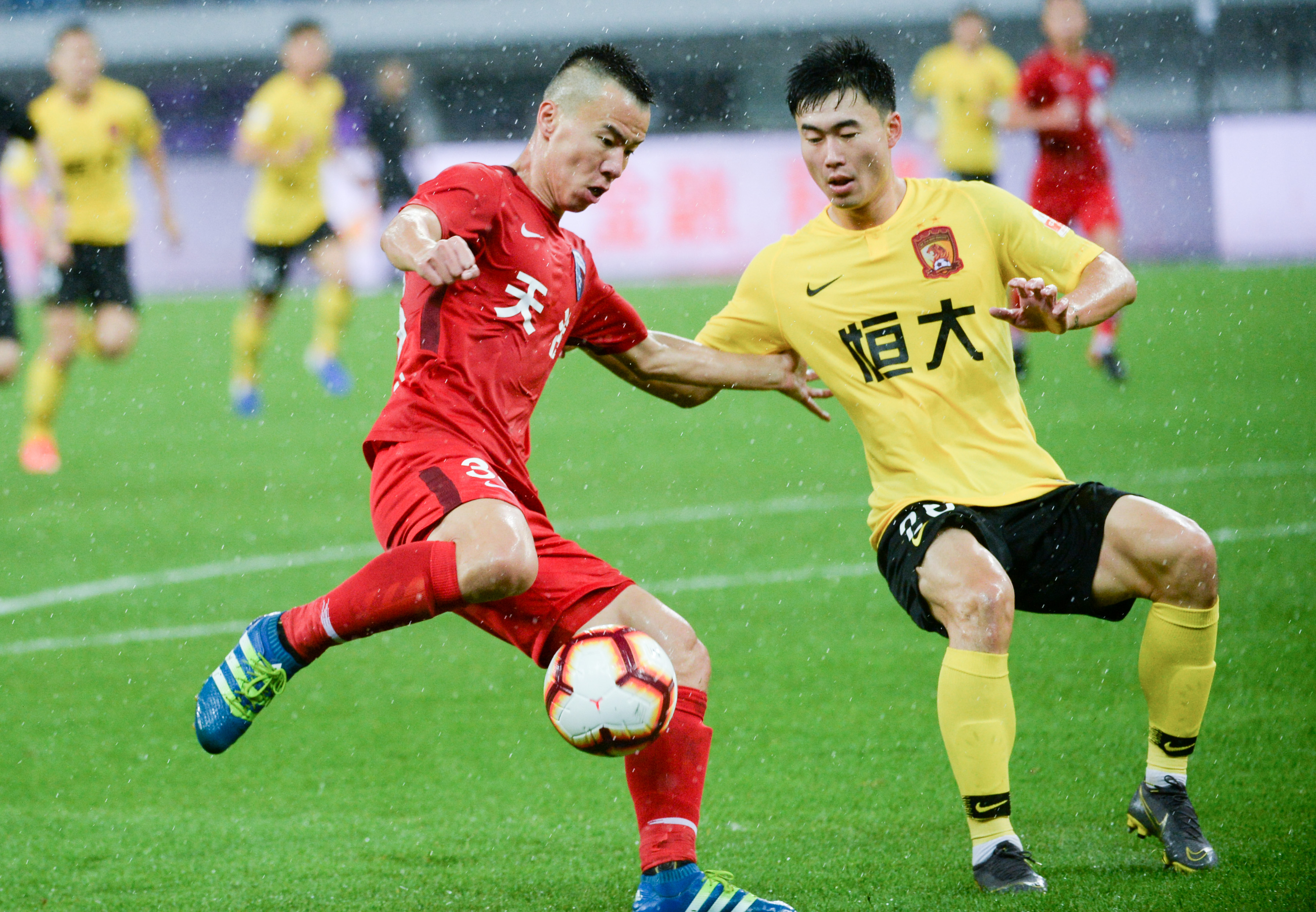 皇家马德里在圣马梅斯胜利后的录像：激情与荣耀的完美展现（皇马圣马梅斯凯旋视频：热血与荣光的极致呈现）