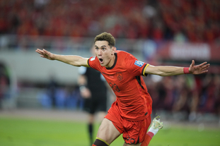 领取巴萨队史最受喜爱球员奖，梅西：巴塞罗那是我的家（梅西当选巴萨史上最受喜爱球员：巴塞罗那永远是我家）