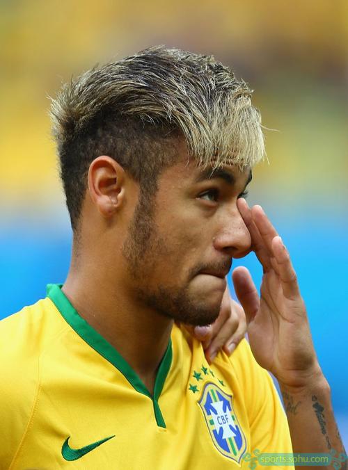 国脚助攻完成制胜球，球迷沸腾（国脚妙传造就制胜一球，球迷沸腾）