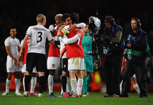 阿斯：巴萨本赛季球场外事务增多，弗里克比上赛季更加情绪化（阿斯：巴萨本季场外事务激增，弗里克较上季情绪起伏更大）