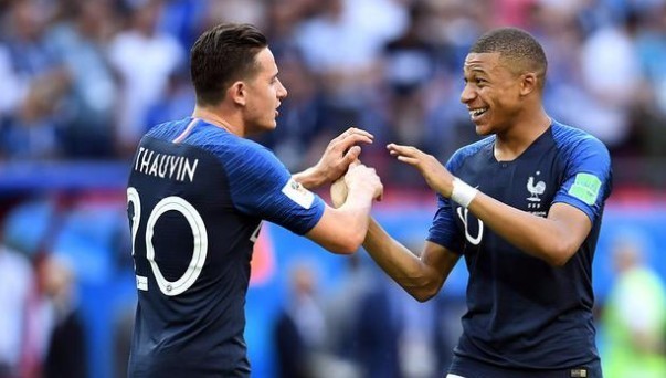 利兹联主帅：战胜蓝军让球队重获信心，利物浦能拿到欧冠席位（利兹联主帅：击败蓝军重振士气，利物浦有望锁定欧冠名额）