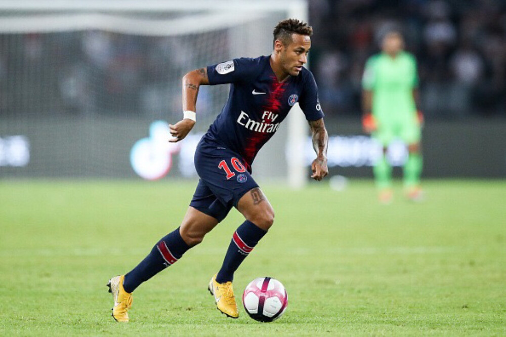 胡尔克完成职业生涯500球里程碑，球迷打出巨型TIFO致敬（胡尔克生涯500球达成，球迷巨幅TIFO致敬）