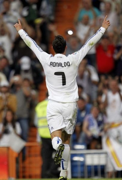 米体：将有一万名左右的那不勒斯球迷远征罗马，警方压力很大（米体：近万名那不勒斯球迷将客赴罗马，警方安保压力陡增）