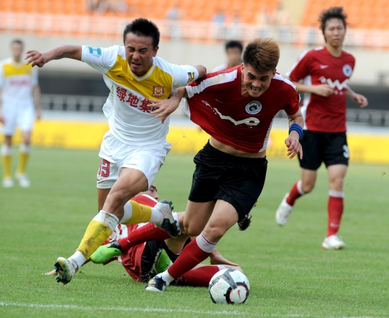 表现惊艳！伊力福拉提10中6贡献17分&半场上演精彩压哨（状态火爆！伊力福拉提10投6中砍下17分，半场奉上压哨好戏）