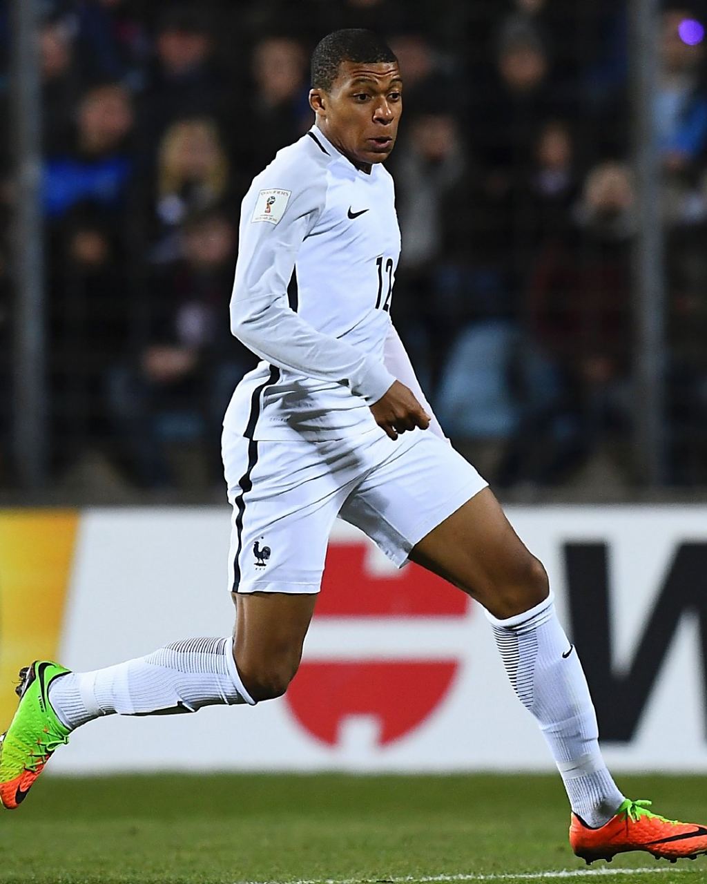 克罗斯评历史最佳11人：C罗左边锋，梅西前腰，马尔蒂尼入选（克罗斯评选史上最佳十一人：C罗踢左边锋、梅西任前腰，马尔蒂尼在列）